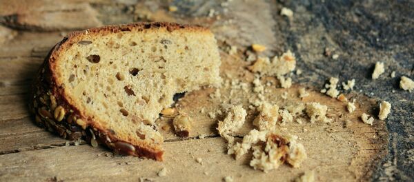 Un trozo de pan (imagen referencial) - Sputnik Mundo