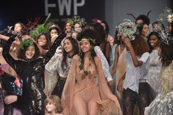 Los osados atuendos de la Semana de la Moda de Panamá - Sputnik Mundo