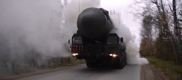 Las temibles lanzaderas de misiles balísticos Yars ocupan posiciones sobre el terreno - Sputnik Mundo