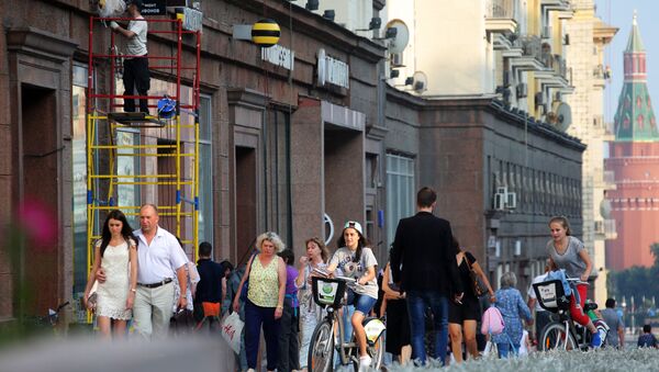 Moscovitas pasean por la calle Tverskaya - Sputnik Mundo