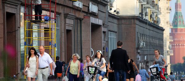 Moscovitas pasean por la calle Tverskaya - Sputnik Mundo