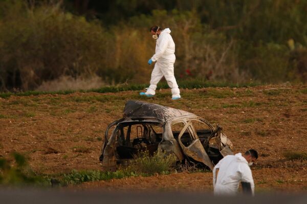 Expertos forenses investigan el lugar del asesinato después de que un coche bomba matase a la periodista Daphne Caruana Galizia en Bidnija (Malta) - Sputnik Mundo