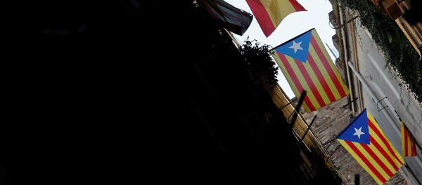 Banderas de España y Cataluña en Barcelona - Sputnik Mundo
