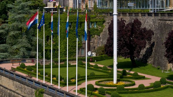 Banderas de Luxemburgo y la UE Banderas de Luxemburgo y la UE - Sputnik Mundo