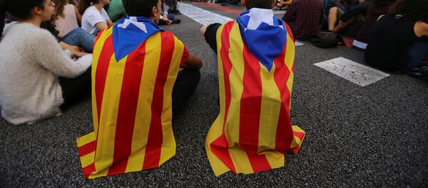 Los estudiantes con las banderas de Cataluña - Sputnik Mundo