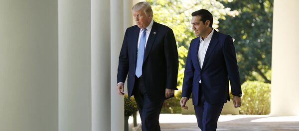 El presidente de EEUU, Donald Trump, con su homólogo griego, Alexis Tsipras El presidente de EEUU, Donald Trump, con su homólogo griego, Alexis Tsipras - Sputnik Mundo