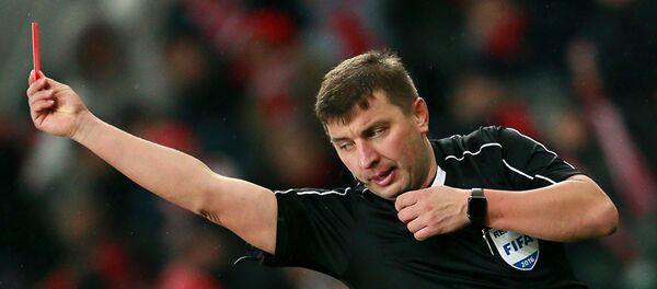 Referí muestra la tarjeta roja - Sputnik Mundo