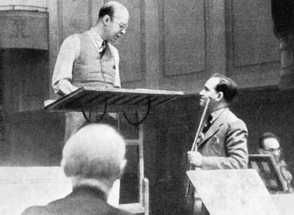El compositor Serguéi Prokófiev (izquierda) y el violinista David Oistrakh (derecha) en un ensayo en 1938. - Sputnik Mundo