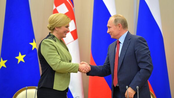 La presidenta de Croacia, Kolinda Grabar-Kitarovic, y el presidente de Rusia, Vladímir Putin - Sputnik Mundo