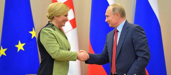 La presidenta de Croacia, Kolinda Grabar-Kitarovic, y el presidente de Rusia, Vladímir Putin - Sputnik Mundo