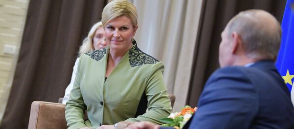 La presidenta de Croacia, Kolinda Grabar-Kitarovic, y Vladímir Putin - Sputnik Mundo