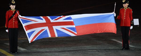 Las banderas de Reino Unido y Rusia - Sputnik Mundo