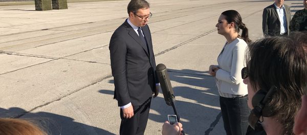 El presidente de Serbia, Aleksandar Vucic, durante el discurso en el aeródromo militar de Batainitsa - Sputnik Mundo