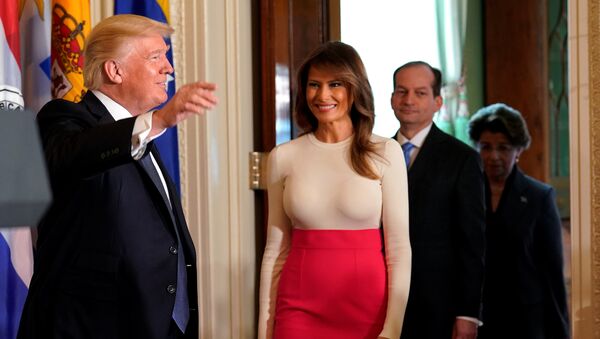 Melania Trump, primera dama de EEUU (centro) - Sputnik Mundo