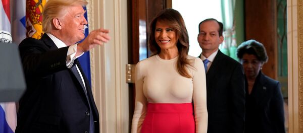Melania Trump, primera dama de EEUU (centro) Melania Trump, primera dama de EEUU (centro) - Sputnik Mundo