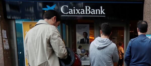 La gente se alinea en un cajero de La Caixa - Sputnik Mundo