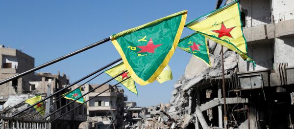 Las banderas de las Fuerzas Democráticas Sirias en Al Raqa, Siria (archivo) - Sputnik Mundo