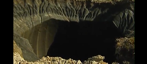 Dos enormes agujeros devoran la península de Yamal en Siberia Dos enormes agujeros devoran la península de Yamal en Siberia - Sputnik Mundo