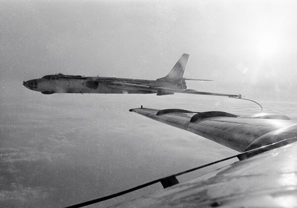 El reabastecimiento de los bombarderos Tu-16 en vuelo - Sputnik Mundo