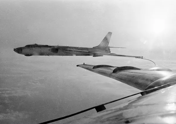 El reabastecimiento de los bombarderos Tu-16 en vuelo El reabastecimiento de los bombarderos Tu-16 en vuelo - Sputnik Mundo
