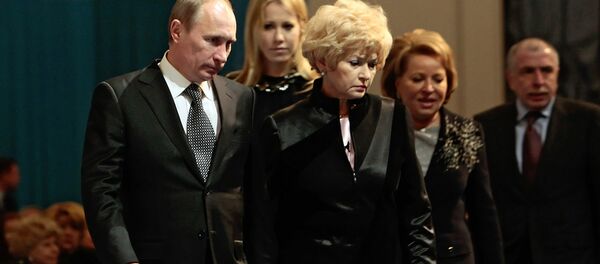 Vladímir Putin, actual presidente de Rusia, Liudmila Narusova, Ksenia Sobchak y Valentina Matvienko (archivo) - Sputnik Mundo