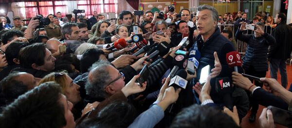 Mauricio Macri, presidente de Argentina, habla a los periodistas tras votar en elecciones legislativas - Sputnik Mundo