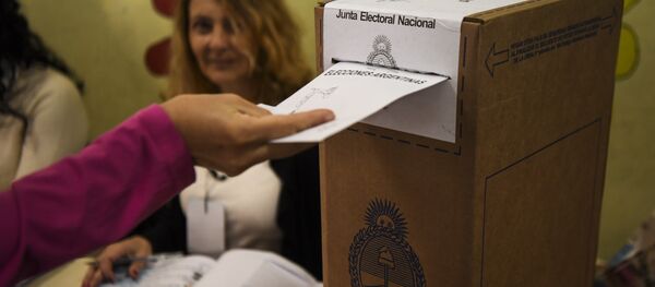 Una persona vota en las elecciones legislativas de Argentina el 22 de octubre - Sputnik Mundo