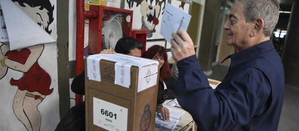 Una persona vota en las elecciones legislativas de Argentina - Sputnik Mundo
