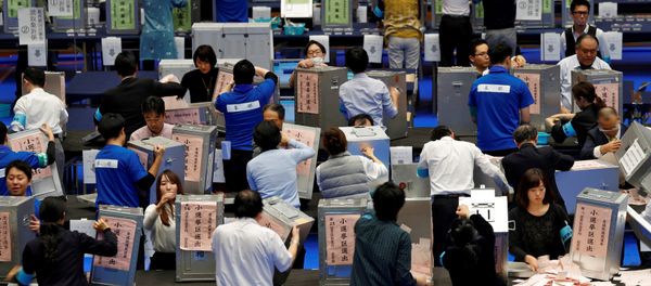 Oficiales realizan el conteo de votos de las elecciones de Japón del 22 de octubre - Sputnik Mundo