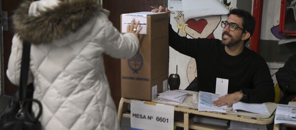 Una persona vota en las elecciones legislativas de Argentina - Sputnik Mundo