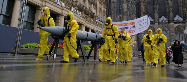 Unos activistas se manifiestan en contra de las armas nucleares estadounidenses en Alemania desde Colonia (archivo) - Sputnik Mundo