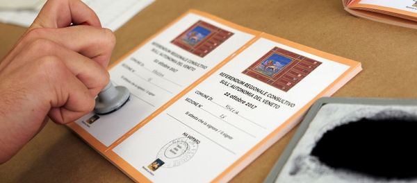 Un boletín durante el referéndum en Véneto Un boletín durante el referéndum en Véneto - Sputnik Mundo