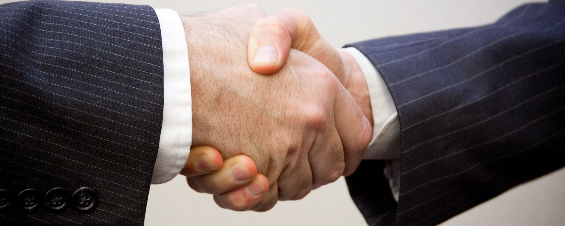 Dos hombres se estrechan la mano Dos hombres se estrechan la mano - Sputnik Mundo, 1920, 20.06.2019