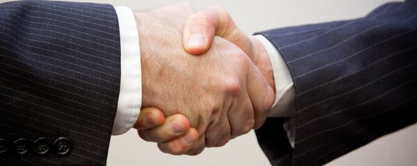 Dos hombres se estrechan la mano - Sputnik Mundo