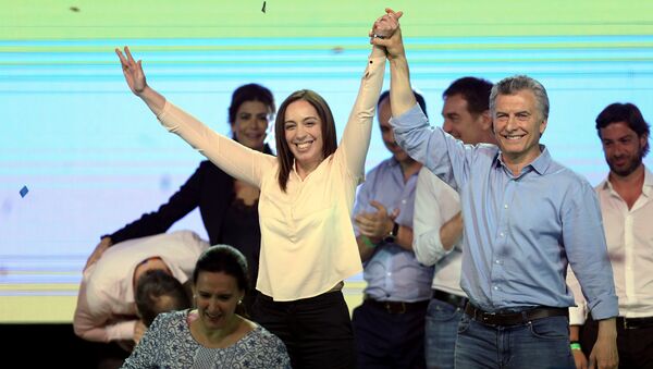 El presidente de Argentina, Mauricio Macri, junto a la gobernadora de Buenos Aires, María Eugenia Vidal, celebrando los resultados de las elecciones parlamentarias El presidente de Argentina, Mauricio Macri, junto a la gobernadora de Buenos Aires, María Eugenia Vidal, celebrando los resultados de las elecciones parlamentarias - Sputnik Mundo
