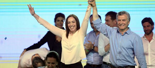 El presidente de Argentina, Mauricio Macri, junto a la gobernadora de Buenos Aires, María Eugenia Vidal, celebrando los resultados de las elecciones parlamentarias - Sputnik Mundo