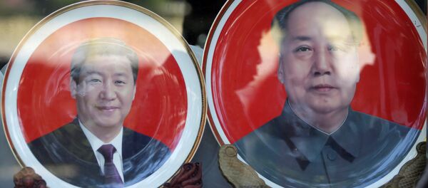 Los platos con los retratos de los líderes chinos, Xi Jinping y Mao Zedong - Sputnik Mundo