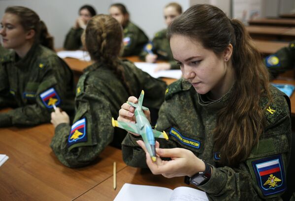 Las más cualificadas representantes de la Escuela Superior de Aviación militar de Krasnodar - Sputnik Mundo