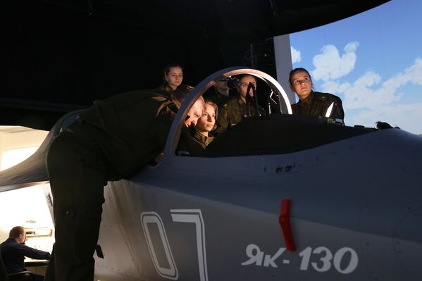 Las más cualificadas representantes de la Escuela Superior de Aviación militar de Krasnodar - Sputnik Mundo