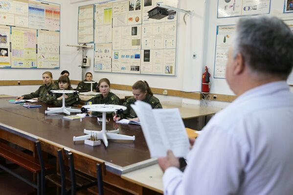 Las más cualificadas representantes de la Escuela Superior de Aviación militar de Krasnodar - Sputnik Mundo