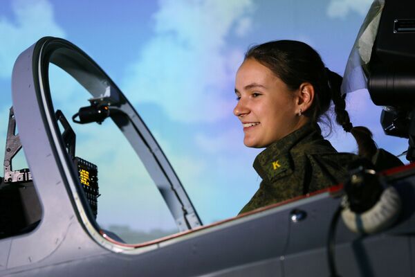 Las más cualificadas representantes de la Escuela Superior de Aviación militar de Krasnodar - Sputnik Mundo