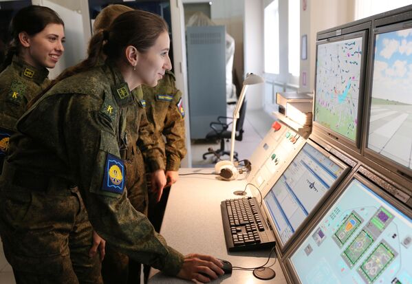 Las más cualificadas representantes de la Escuela Superior de Aviación militar de Krasnodar - Sputnik Mundo