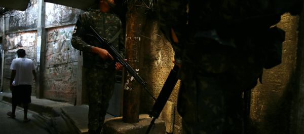 Policía brasileña en la favela de Rocinha, Río de Janeiro - Sputnik Mundo