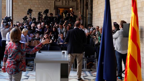 Reporteros esperan la comparecencia de Carles Puigdemont Reporteros esperan la comparecencia de Carles Puigdemont - Sputnik Mundo
