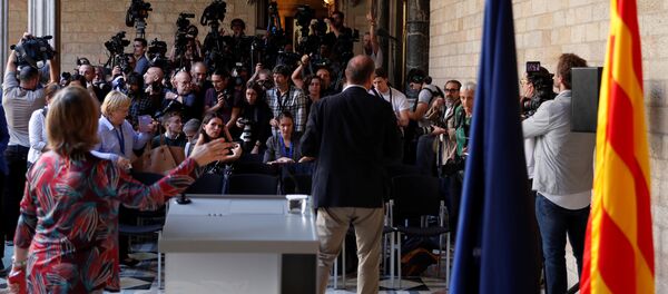Reporteros esperan la comparecencia de Carles Puigdemont - Sputnik Mundo