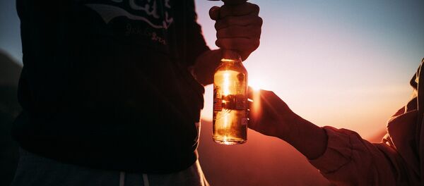 Personas bebiendo (imagen referencial) Personas bebiendo (imagen referencial) - Sputnik Mundo