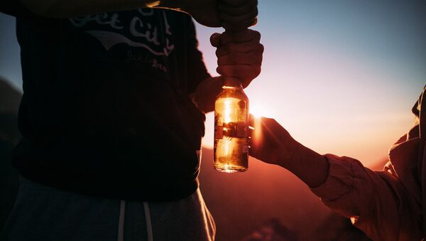 Personas bebiendo (imagen referencial) - Sputnik Mundo