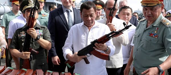 El presidente de Filipinas, Rodrigo Duterte, con un fusil AK-47 El presidente de Filipinas, Rodrigo Duterte, con un fusil AK-47 - Sputnik Mundo