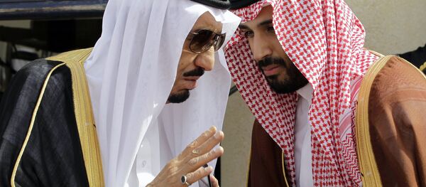 El rey saudí Salman bin Abdulaziz Saud (a la izquierda) y su hijo, el príncipe heredero Mohamed bin Salmán (a la derecha) durante el Foro de Cooperación del Golfo (archivo) - Sputnik Mundo