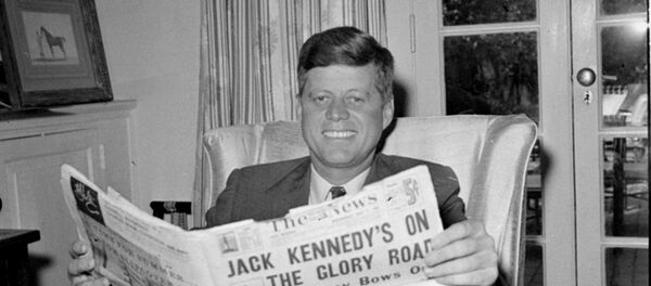 Sen. John F. Kennedy (D-MA) reads the daily newspaper accounts of his West Virginia election victory as he relaxes, May 11, 1960, in his Washington home. Kennedy defeated Sen. Hubert Humphrey (D-MN) in yesterday's presidential primary. Sen. John F. Kennedy (D-MA) reads the daily newspaper accounts of his West Virginia election victory as he relaxes, May 11, 1960, in his Washington home. Kennedy defeated Sen. Hubert Humphrey (D-MN) in yesterday's presidential primary. - Sputnik Mundo
